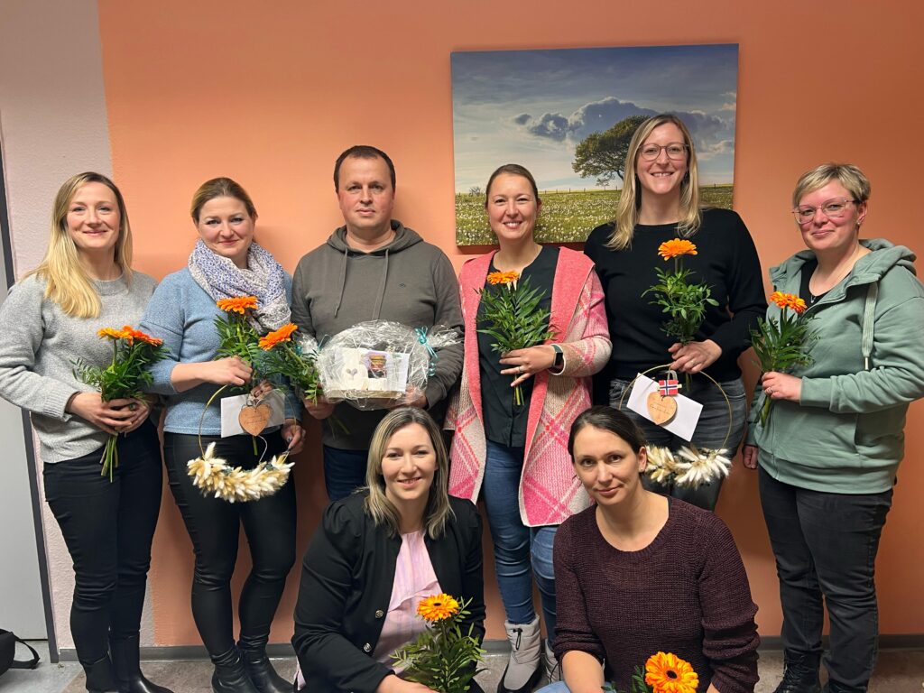 Eltern, Großeltern und Freunde der Schule.